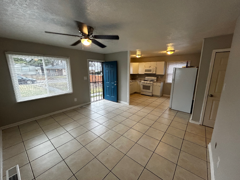 1422 W 35th St - Photo 3 of 12