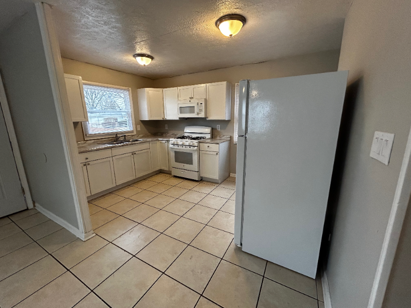 1422 W 35th St - Photo 5 of 12