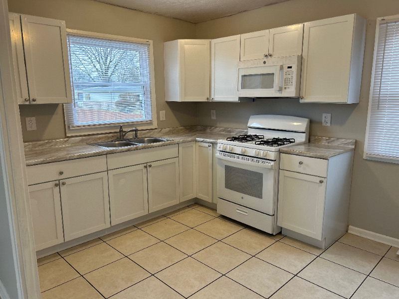 1422 W 35th St - Photo 6 of 12