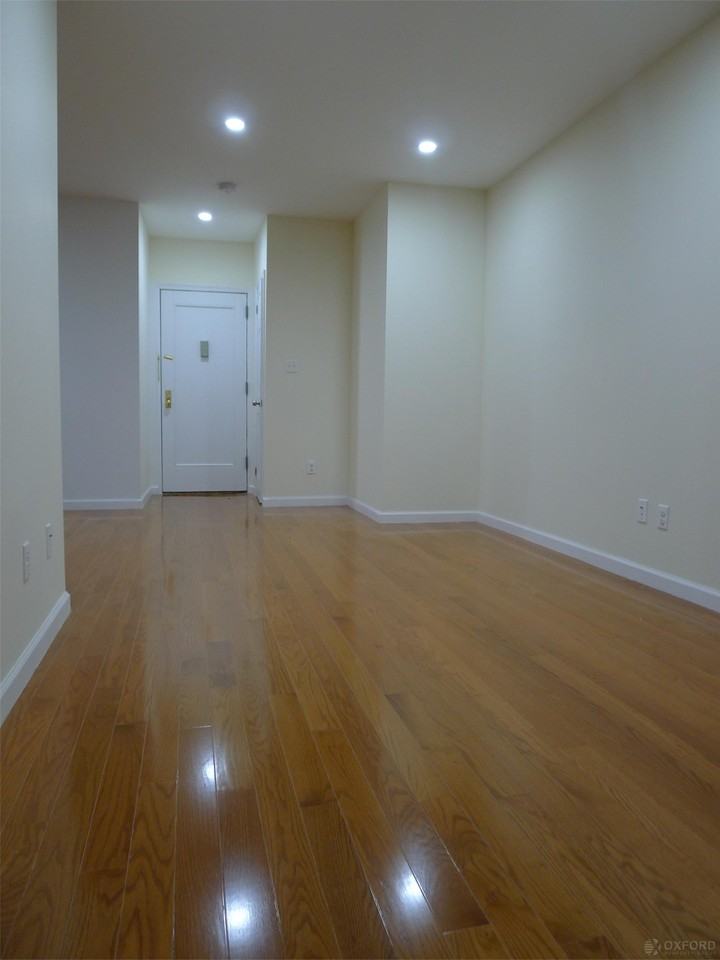 43-31 Ithaca St - Photo 3 of 10