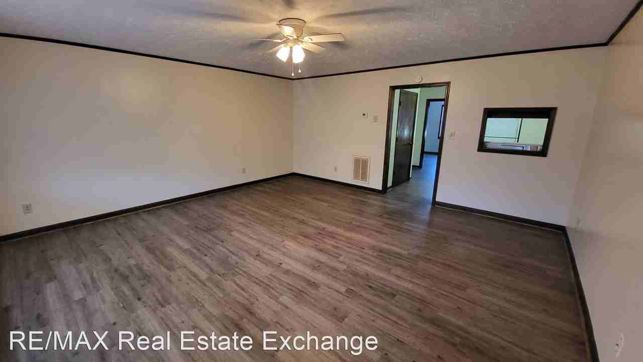 700 North Roberts Avenue - Photo 2 of 5