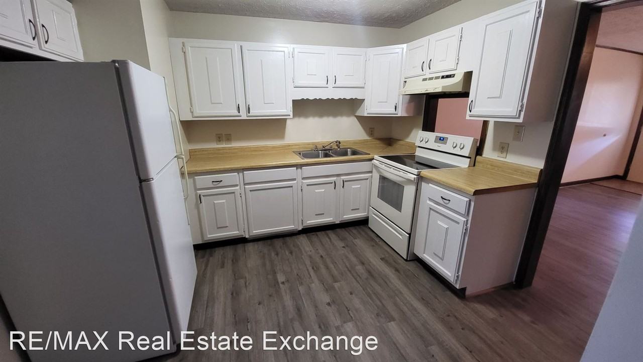 700 North Roberts Avenue - Photo 3 of 5