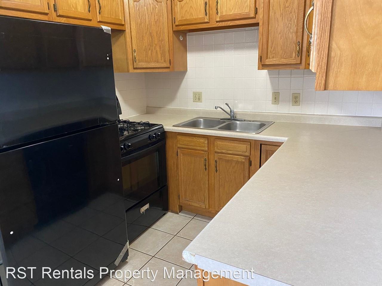 Jersey and Eisenhower Apartments in Dimmitt's Grove, Bloomington, IL