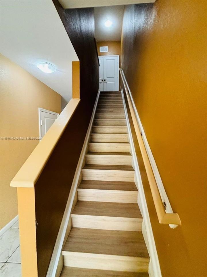 4030 Nw 11th St - Photo 3 of 8