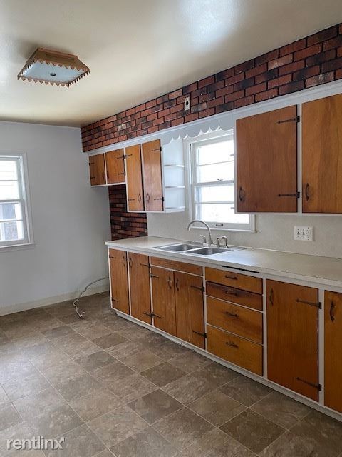 1811 S Wheeler St - Photo 2 of 6