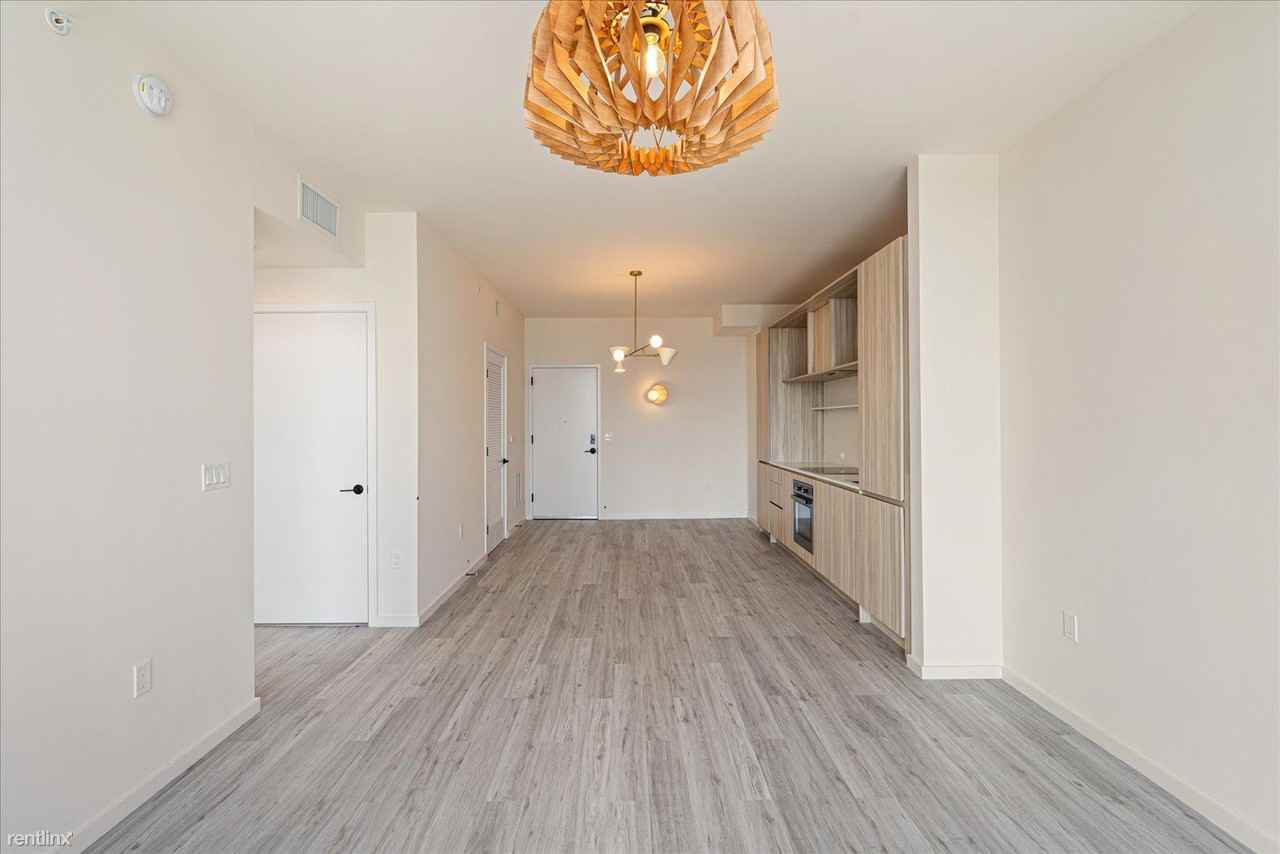 437 Ne 30th St - Photo 2 of 12