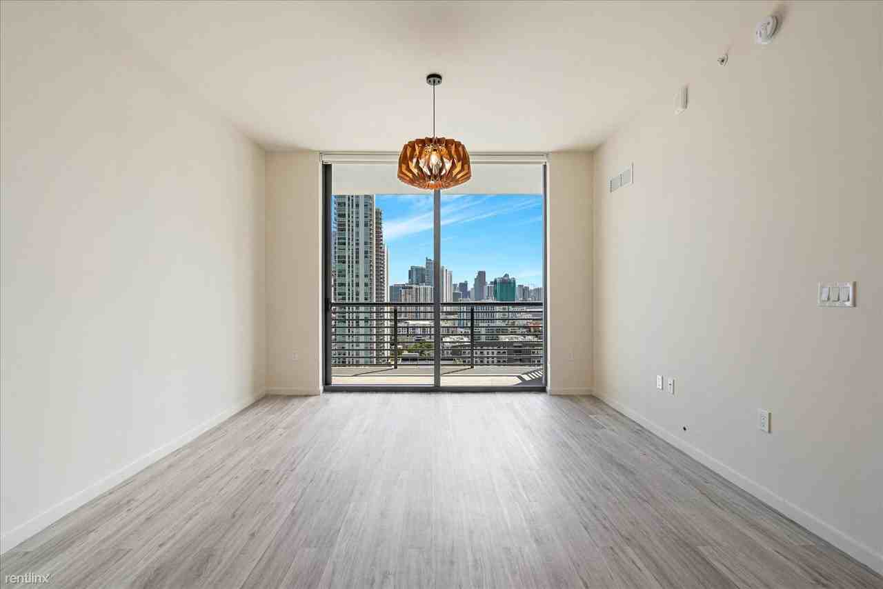 437 Ne 30th St - Photo 3 of 12