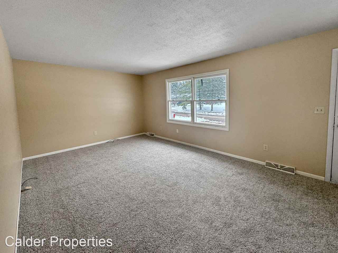 5573 Rockbluff Dr Ne - Photo 2 of 17