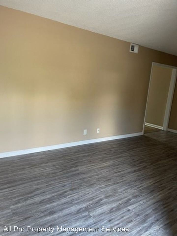 405 Iroquis Lane - Photo 2 of 18