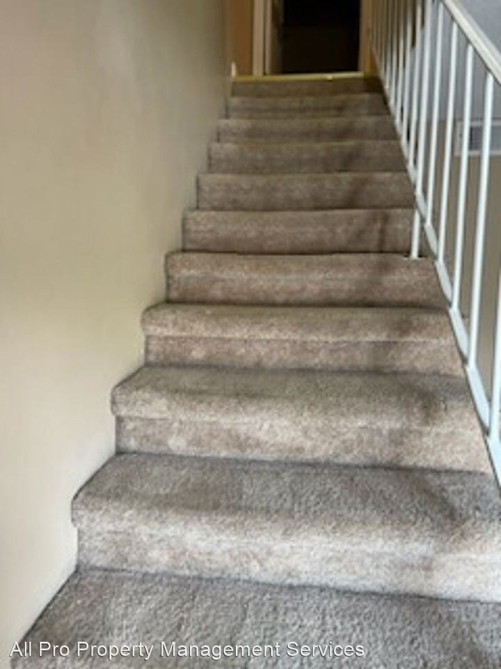 405 Iroquis Lane - Photo 3 of 18