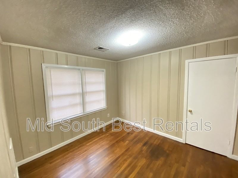 492 Jeanne Dr - Photo 4 of 8