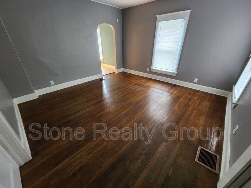 827 S 24th St - Photo 2 of 9