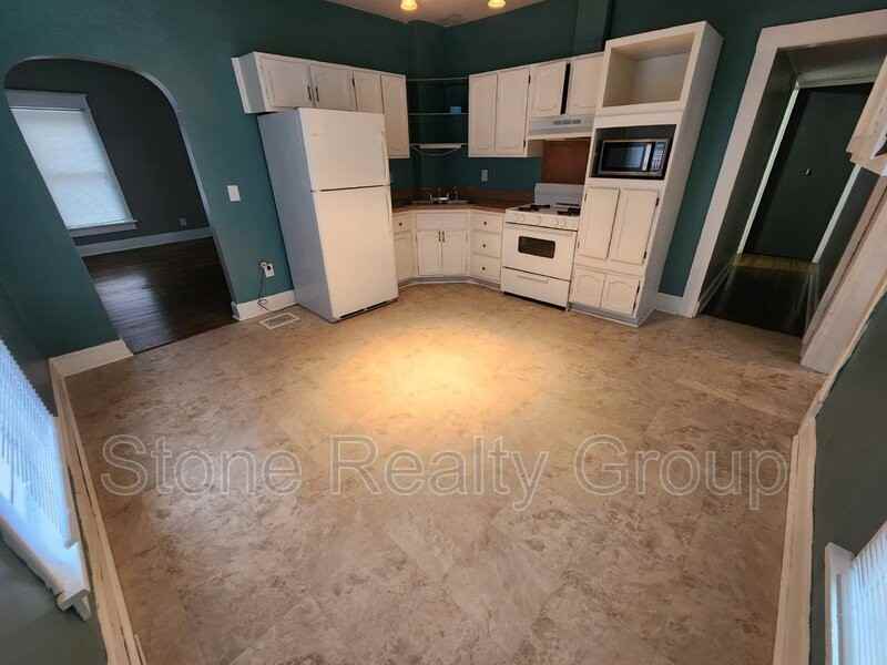 827 S 24th St - Photo 3 of 9