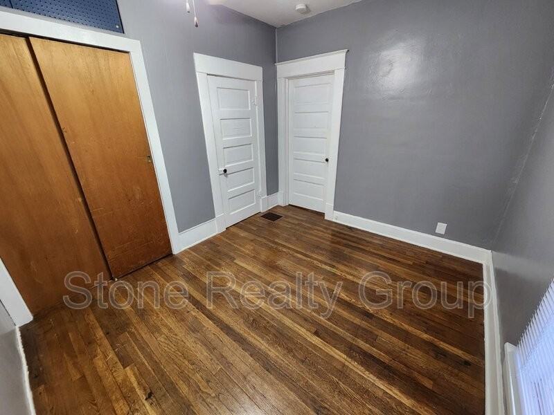 827 S 24th St - Photo 4 of 9