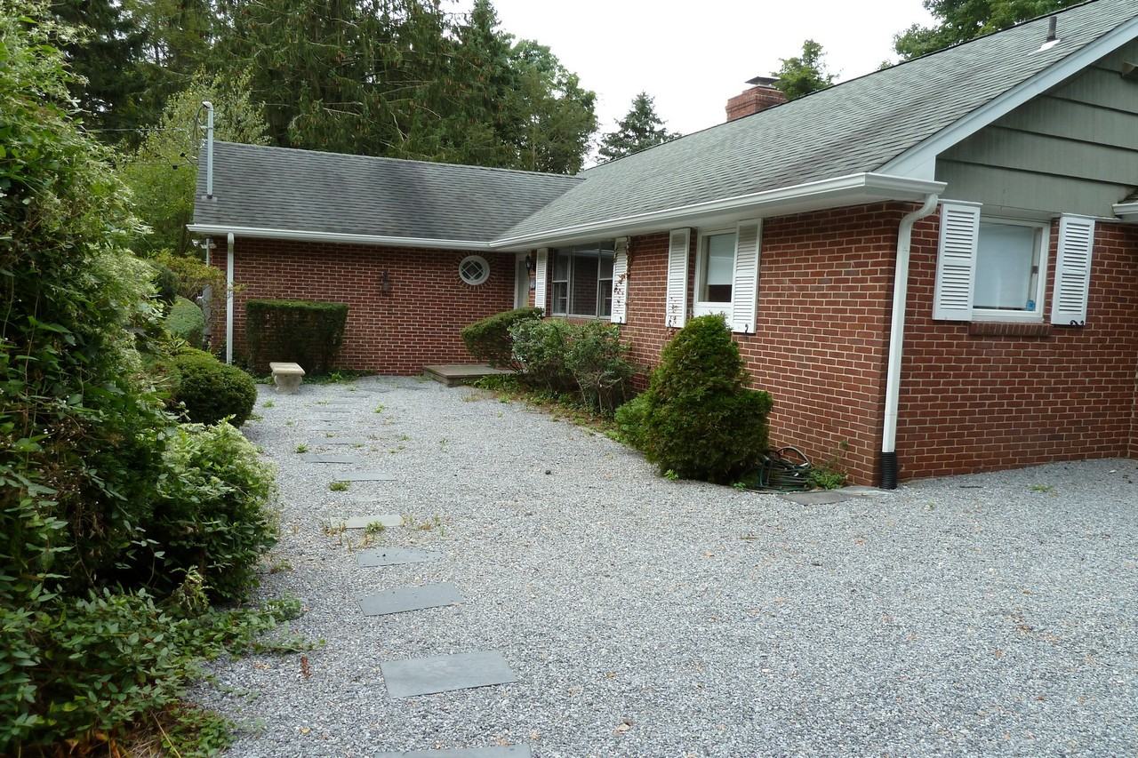 483 Woodbury Rd - Photo 2 of 15