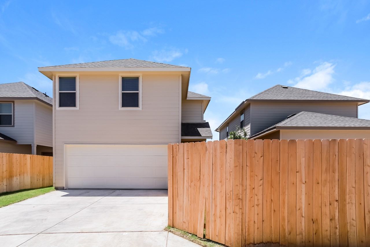 5505 Shore Point Trl - Photo 3 of 16