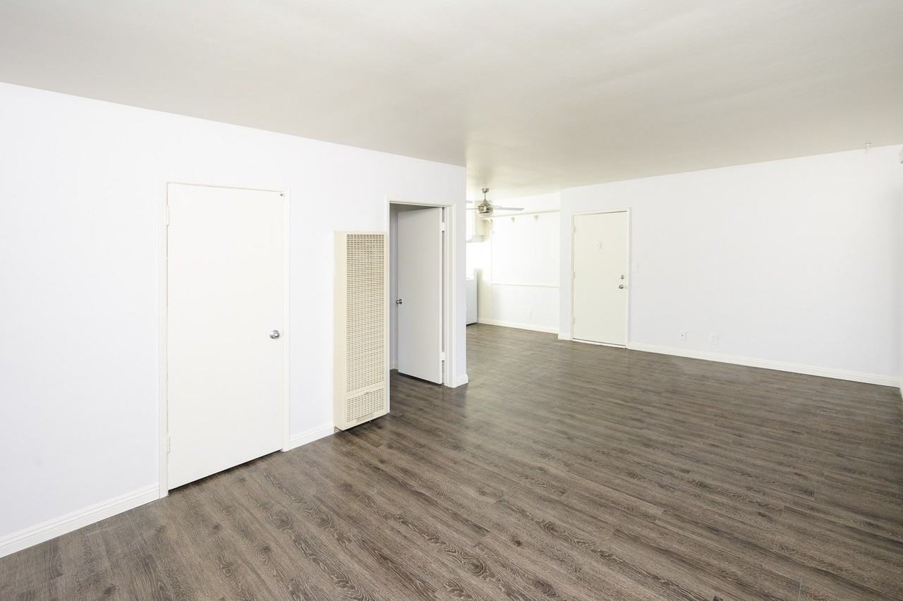 Whitsett Courtyard Apartments - Photo 5 of 17