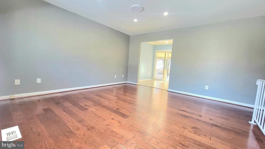 14707 Brook Dr - Photo 3 of 22