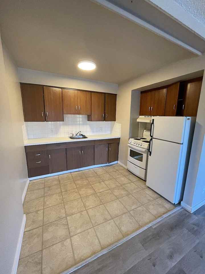 Waldorf Apartments - Photo 5 of 9