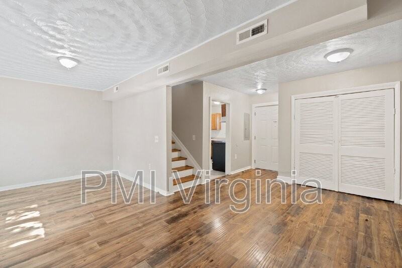 909 E Liberty St - Photo 7 of 39