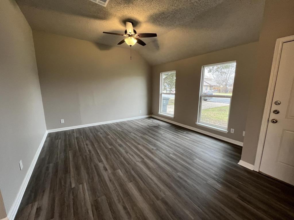 2111 Caprice Dr - Photo 3 of 32