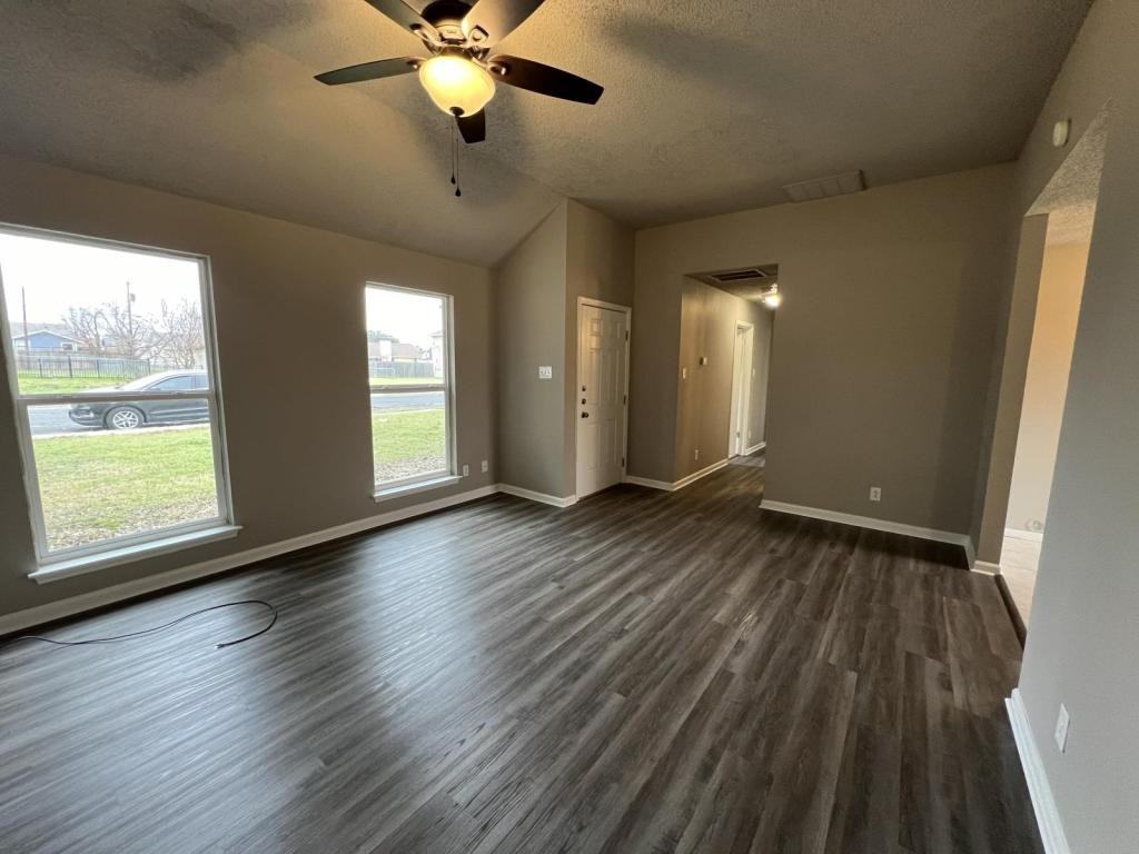 2111 Caprice Dr - Photo 4 of 32