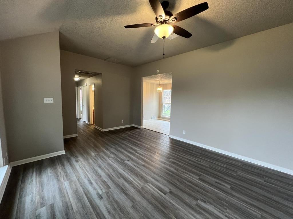 2111 Caprice Dr - Photo 5 of 32