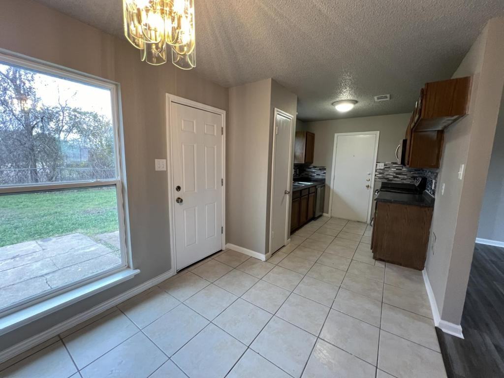 2111 Caprice Dr - Photo 7 of 32