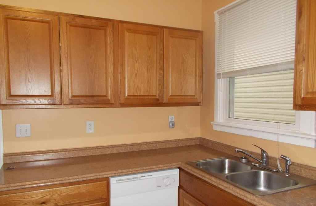 558 Lilley Ave - Photo 5 of 10