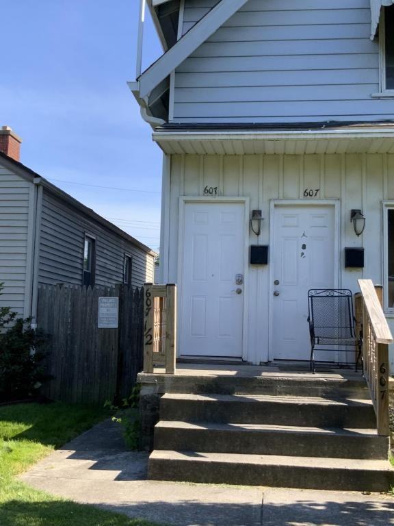 607 1/2 E Sheldon Columbus, OH 43207 - Photo 3 of 17