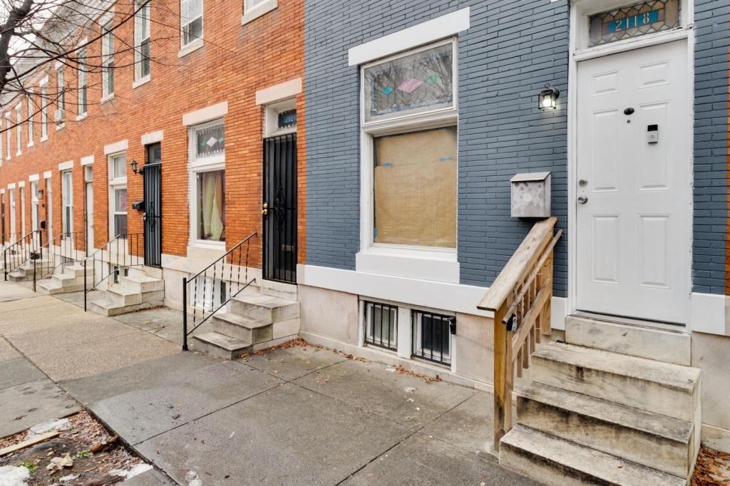 2118 W Lexington St - Photo 2 of 23