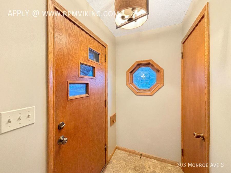 303 Monroe Ave S - Photo 3 of 33