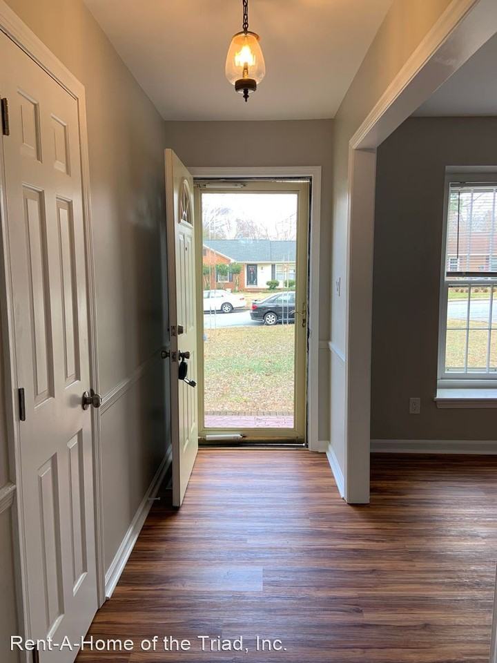 4811 Ferncrest Dr - Photo 2 of 16