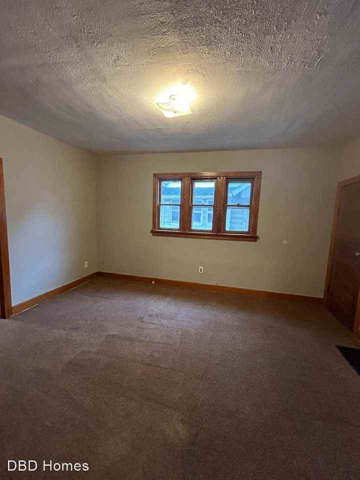 1216 Huestis Ave - Photo 2 of 10