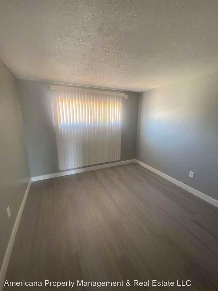 1107 E Desert Inn Rd - Photo 2 of 10