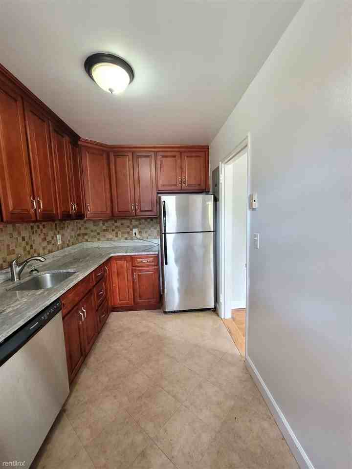 209 S Broadway - Photo 3 of 6