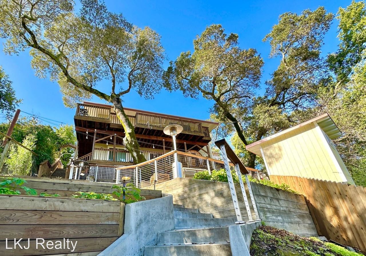 Gorgeous Hillside View, Modern Flat - Photo 2 of 38