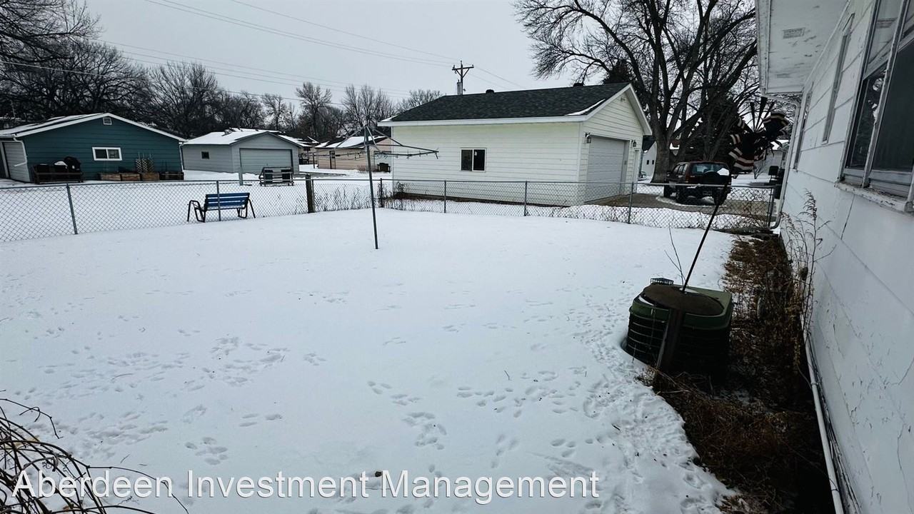 1301 N Lloyd St - Photo 3 of 12