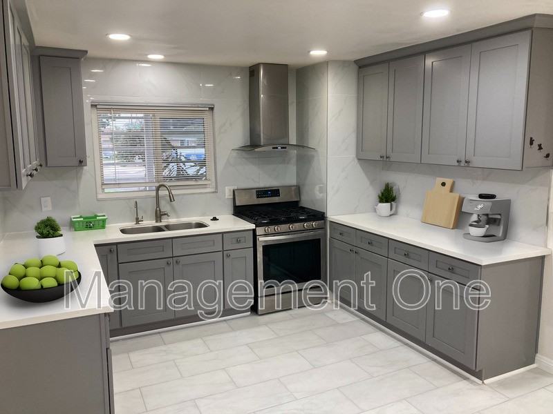 921 S Diamond St - Photo 3 of 32