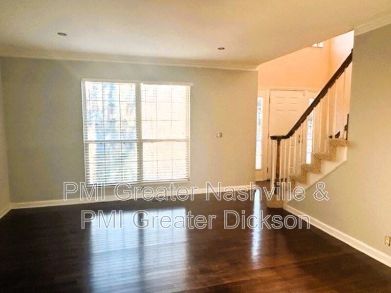 1109 Elkader Ct S - Photo 3 of 42