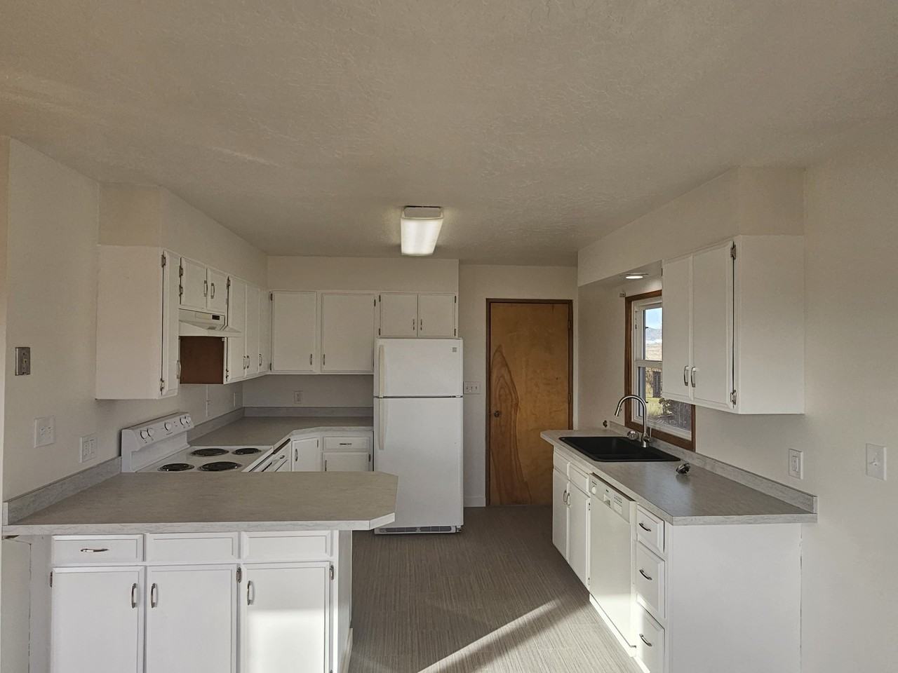 9450 Roller Coaster Rd - Photo 3 of 8