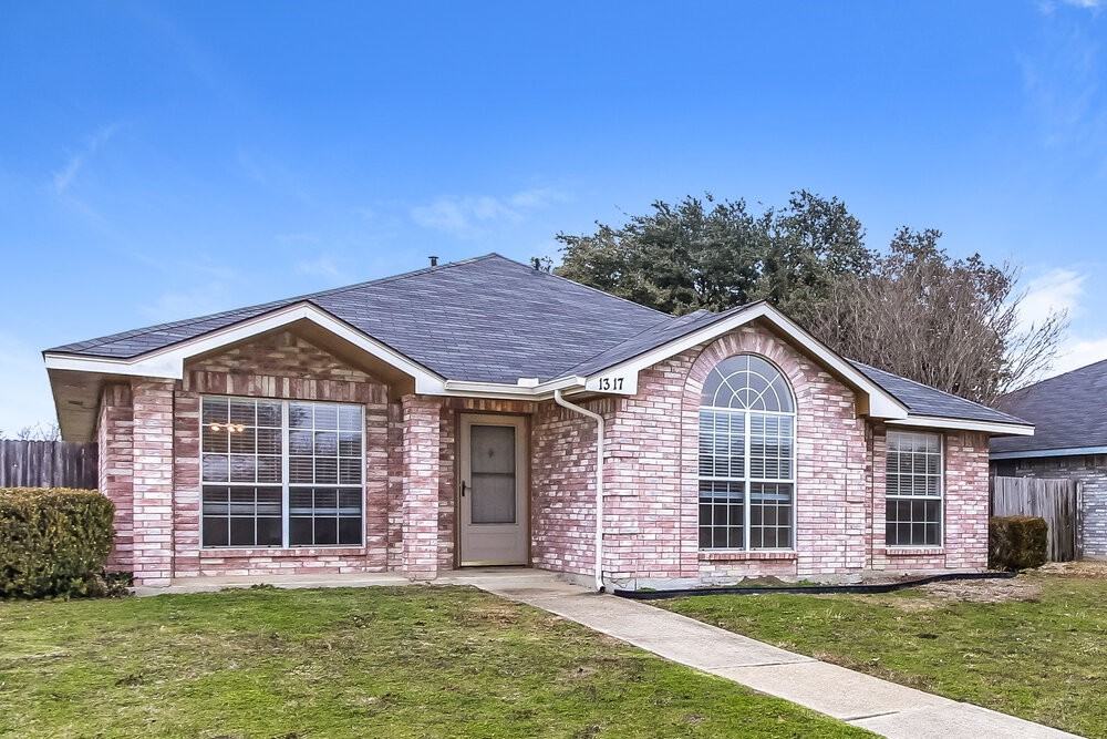 1317 Rosewood Ln - Photo 3 of 16