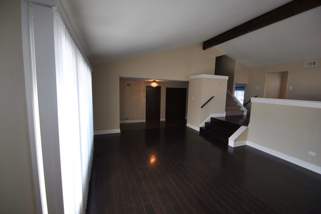 8514 W 107th St - Photo 2 of 10