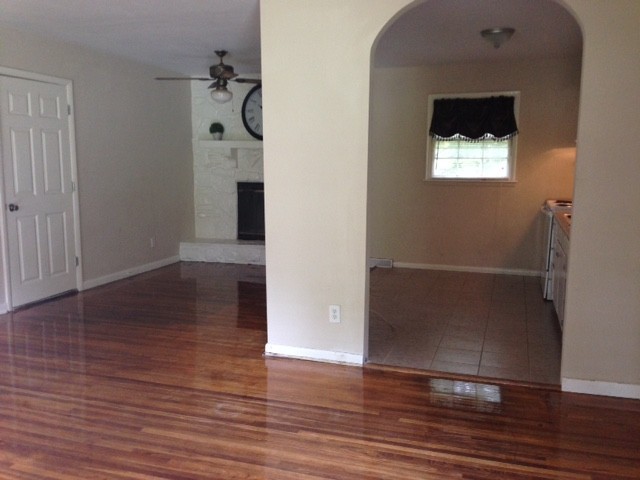 513 Rosewell Lane - Photo 3 of 12