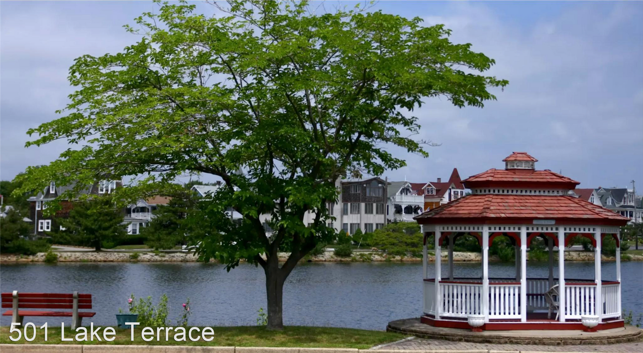 501 Lake Terrace - Photo 2 of 3