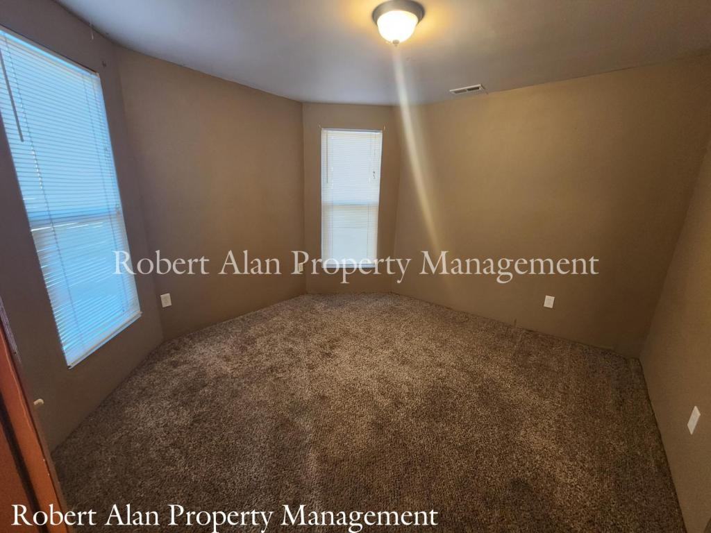 114 Se 9th Dr - Photo 2 of 7
