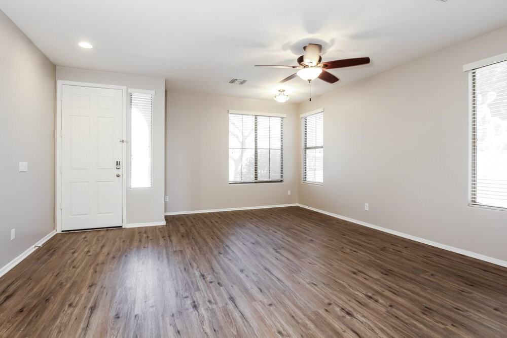 11721 W Daley Ln - Photo 3 of 16