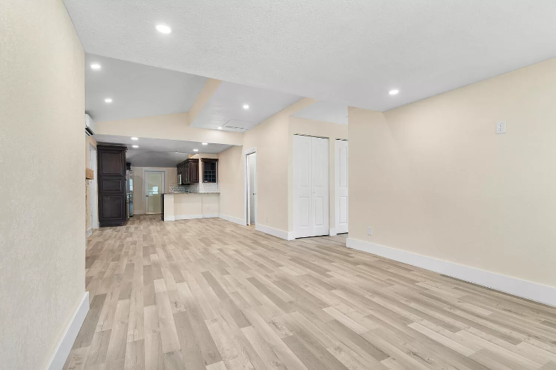 710 S Pine St - Photo 3 of 30