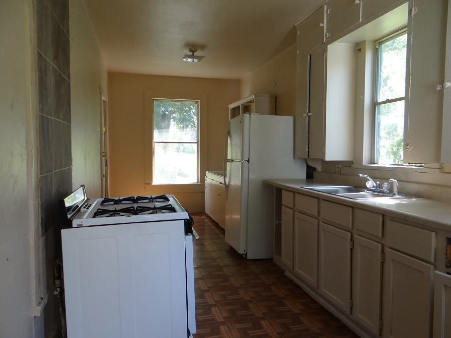 2465 Forrest St - Photo 3 of 9