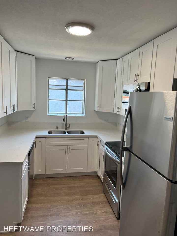 685 S Lincoln Avenue - Photo 2 of 5